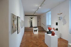 Część ekspozycji przedstawiająca prace ceramiczne autorstwa Anny Malickiej-Zamorskiej między innymi wyobrażenie chmury, świnkę w butach, wilkołaka czy wilka