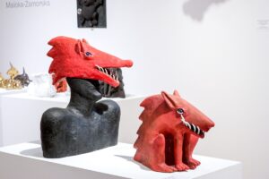 Część ekspozycji przedstawiająca prace ceramiczne autorstwa Anny Malickiej-Zamorskiej – wilkołaka i wilka