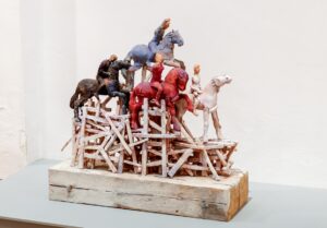 Figura ceramiczna przedstawiająca czterech jeźdźców pokonujących przeszkodę