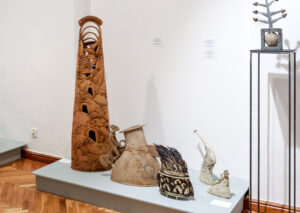 Wolnostojące figury ceramiczne przedstawiające abstrakcyjne formy nawiązujące do wzorów sztuki Bliskiego Wschodu