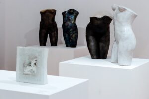 Prace ceramiczne przedstawiające nagie ciała kobiet autorstwa Rytisa Konstantinavičiusa
