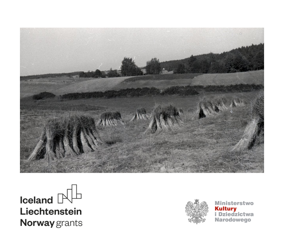 Czarno-biały pejzaż ze snopkami siana, poniżej logotypy Iceland Liechtenstein Norway Grants oraz Ministerstwo Kultury i Dziedzictwa Narodowego