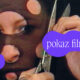 baner, kadr z filmu Sanji Iveković, na nim nieregularne fioletowe plamy z napisem film, pokaz filmowy
