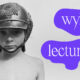 baner, fotografia Anny Kutery - chłopiec z hełmem na głowie, na niej dwie nieregularne fioletowe plamy z napisem wykład, lecture