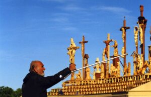 Kolorowa fotografia. Przy pracy nad ołtarzem papieskim, hipodrom w Sopocie