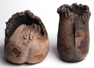 Rzeźby ceramiczne dwóch zniekształconych głów.