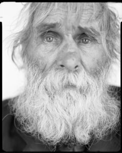 Czarno-biała fotografia. Portret starego męrzczyzny.
