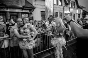 Czarno-biała fotografia. Parada. Ekstrawagandzko ubrane kobiety.