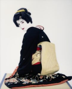 Praca Autoportret – Gejsza II. Postać kobiety w tradycyjnym stroju - kimono.