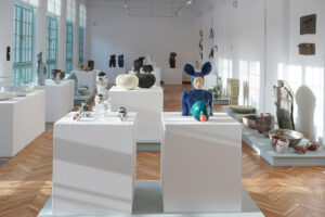 Część ekspozycji przedstawiająca między innymi wolno stojące figurki ceramiczne autorstwa Ivano Prieta w kształcie kobiety z uszami zająca czy głowy wydmuchującej mniejsza głowę