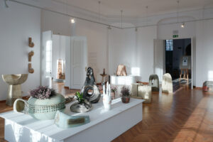 Część ekspozycji przedstawiająca wolno stojące figury ceramiczne w kształcie wazonów, dłoni i innych abstrakcyjnych przedstawień figuratywnych