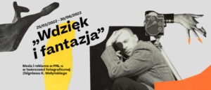 Baner, napisy: 25.03.2022 - 30.06.2022 "Wdzięk i fantazja" Moda i reklama w PRL-u w twórczości fotograficznej Zbigniewa K. Wołyńskiego. Kolaż zdjęć czarno-białych i graficznych, kolorowych elementów na szarym tle.