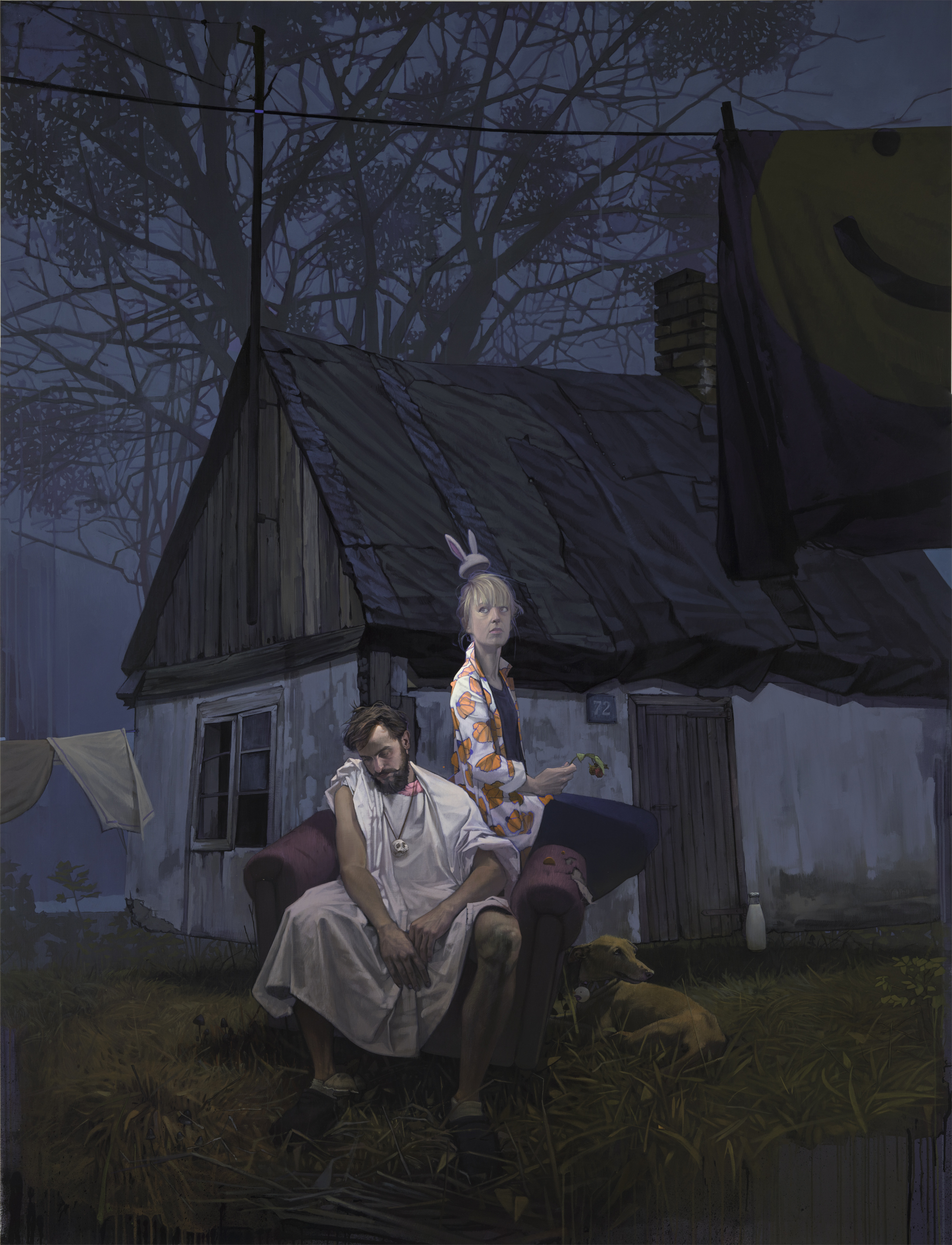 portret dwóch osób na tle domu nocą