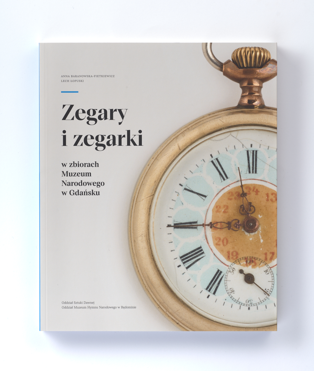 napis: Zegaty i zegarki w zbiorach Muzeum Narodowego w Gdańsku, obok okrągły zegarek kieszkonkowy