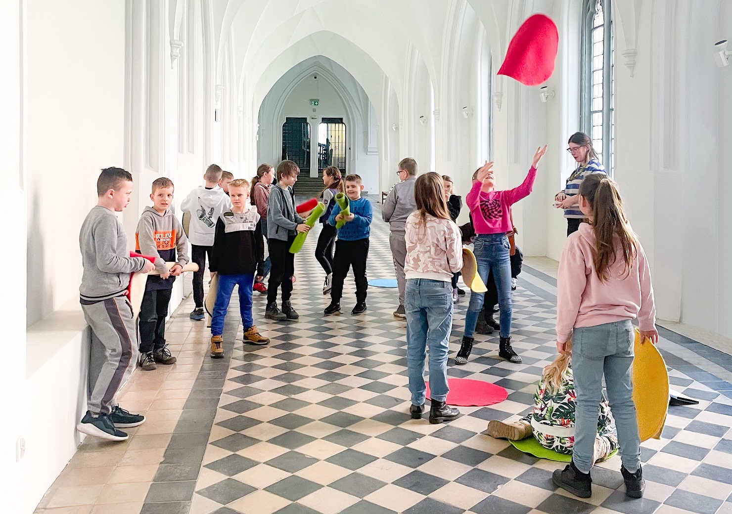 dzieci rozmawiają na krużganku w Muzeum Narodowym w Gdańsku