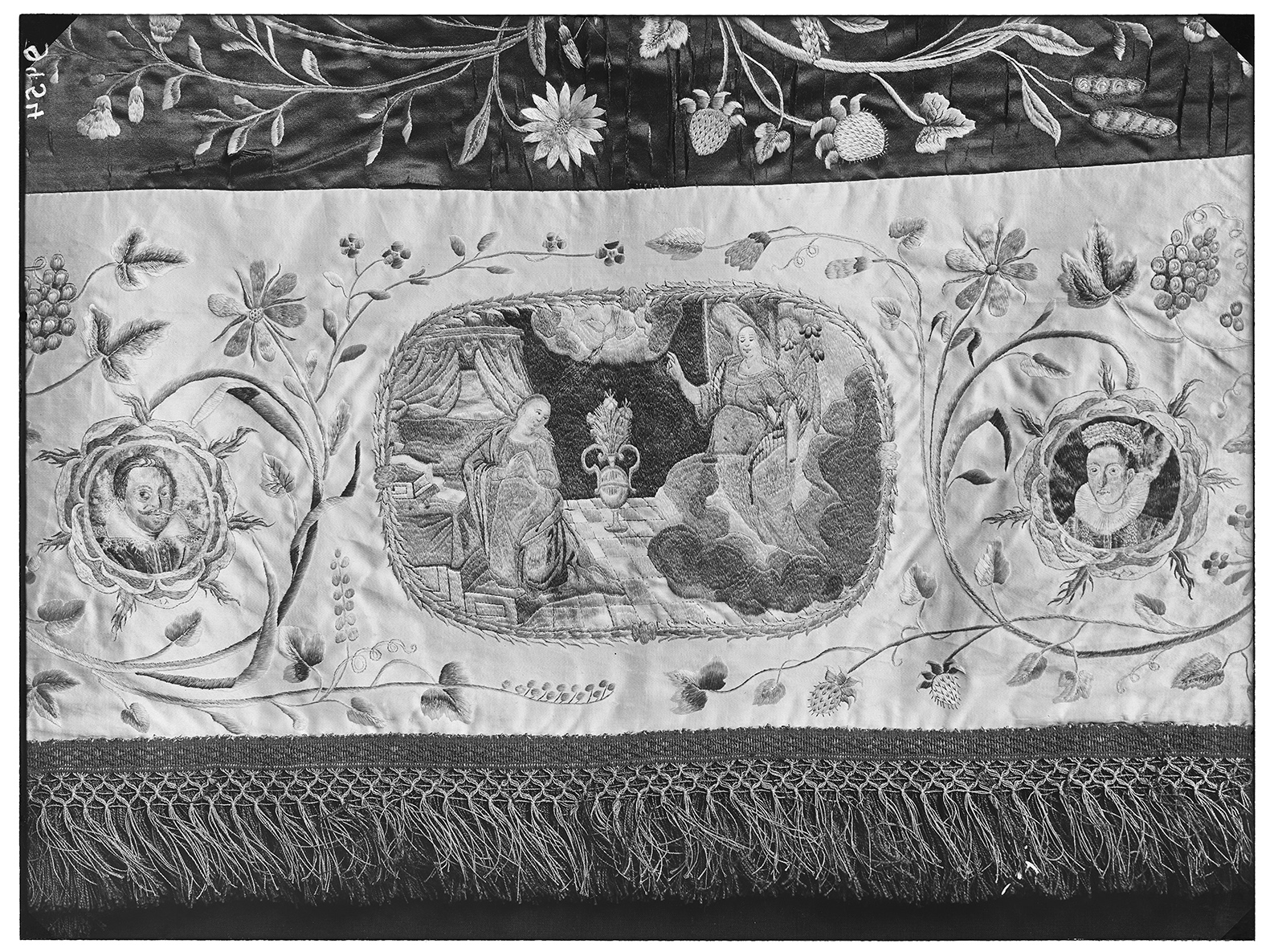 czarno białe zdjęcie - obrus ślubny Marii Schumann