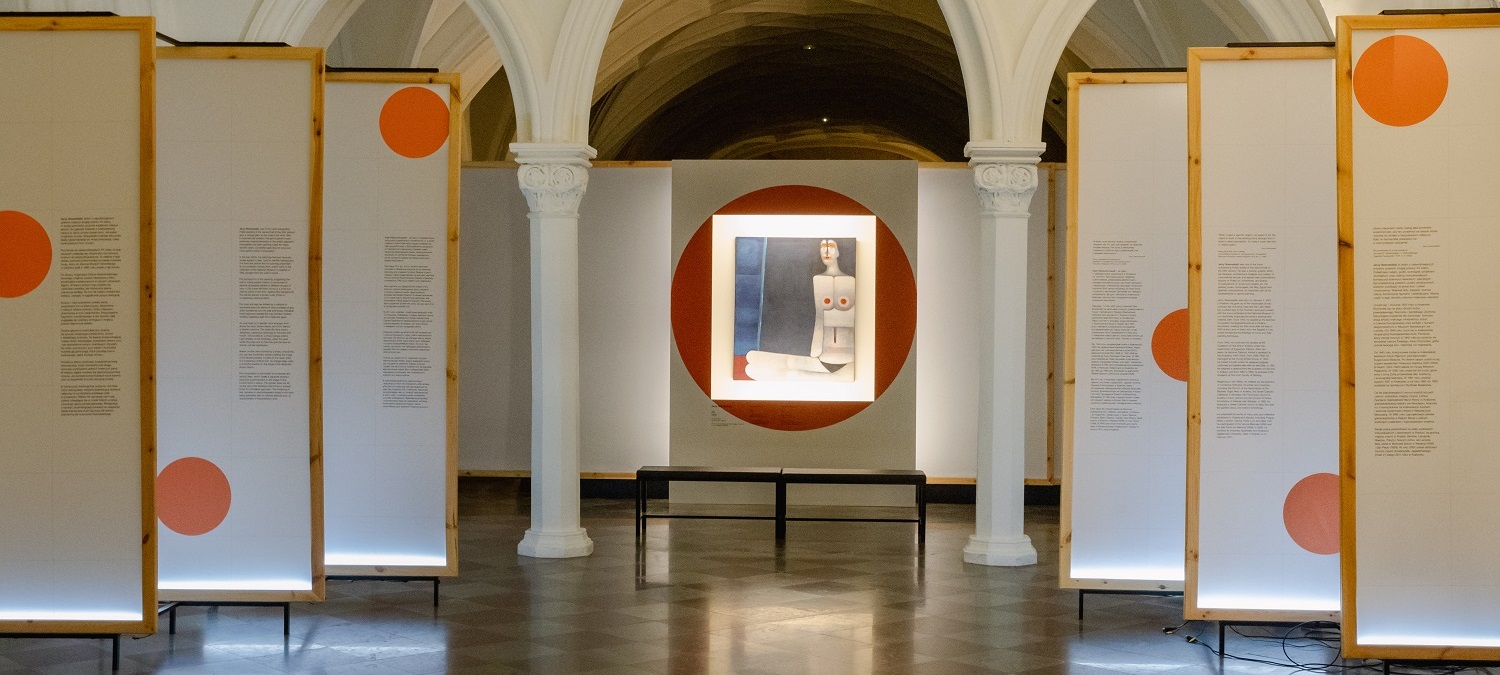 sala, pośrodku obraz przedstawiający obraz pod tytułem "Akt" z 1978 Jerzego Nowosielskiego