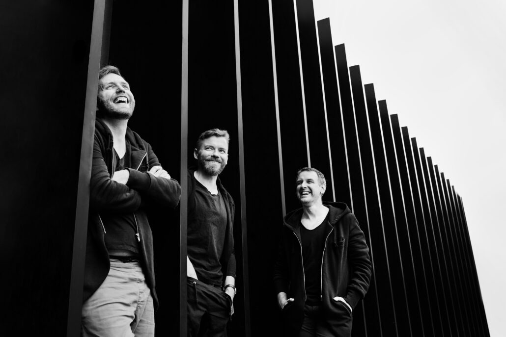 zdjęcie przedstawia trzy osoby, które tworzą grupę Trio Stryjo