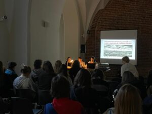 publiczność słuchająca wykładu