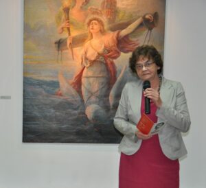 Anna Fortuna przed obrazem