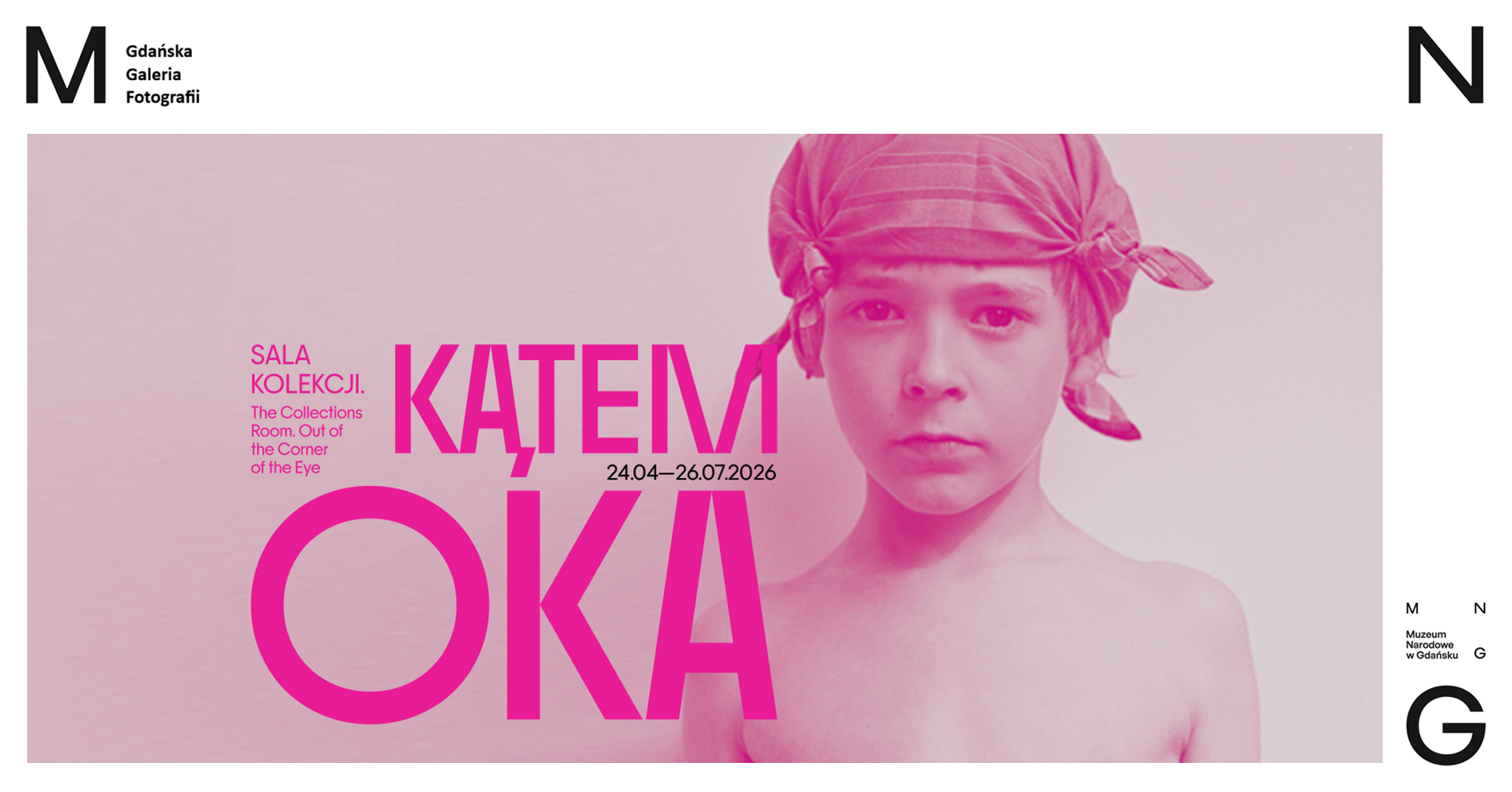 baner promujący wystawę Sala kolekcji.Kątem oka; zdjęcie chłopca na różowym tle w chustce na głowie