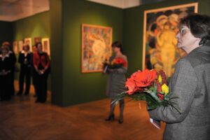 Anna Fortuna na sali wystawowej