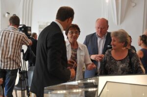 Anna Fortuna w towarzystwie pracowników muzeum i gości