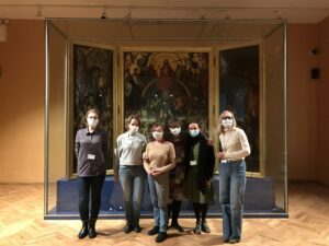 Anna Fortuna w towarzystwie pracowników muzeum, na tle tryptyku Sądu Ostatecznego