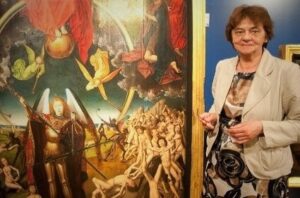 Anna Fortuna obok tryptyku Sądu Ostatecznego