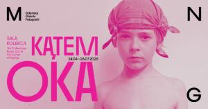 baner do wystawy; zdjęcie chłopca w chustce na głowie na różowym tle