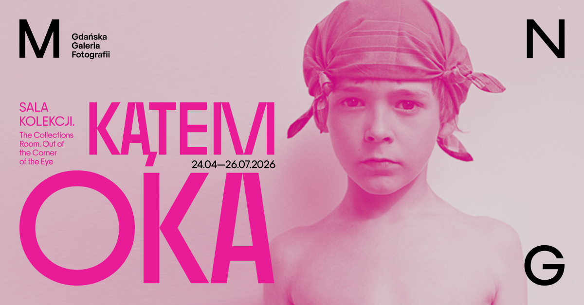 baner do wystawy; zdjęcie chłopca w chustce na głowie na różowym tle