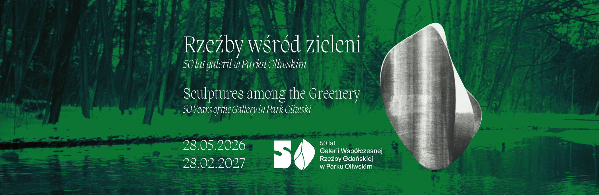 rzeźby wśród zieleni
